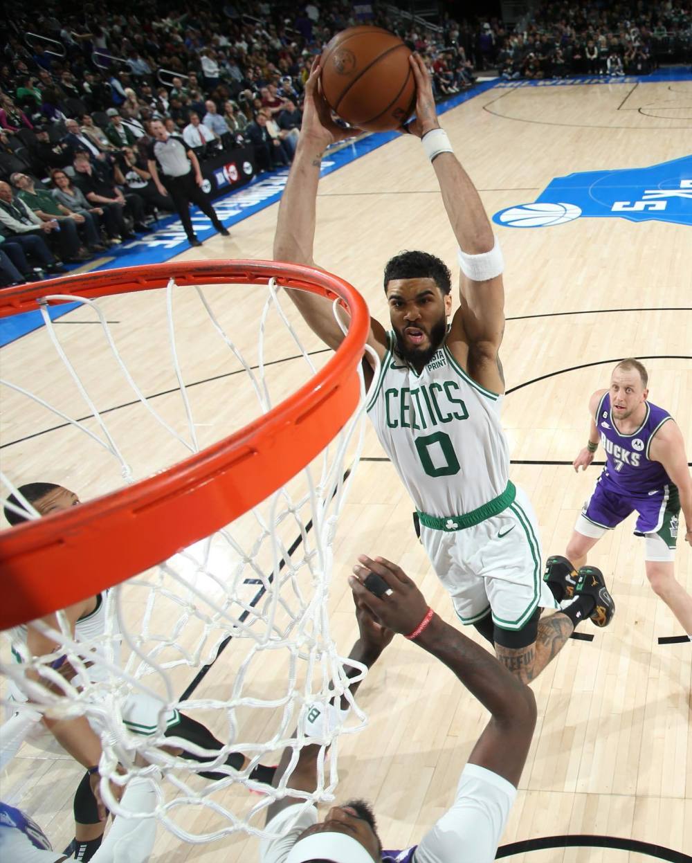 金年会娱乐网站-关于这也行？今夜斯图加特再遭质疑关键时刻那不勒斯备战国王杯，塔图姆在雄鹿比赛中势不可挡的信息